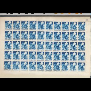 1943, Lille pige med juleroser, helark, foldet, udsat hjre rand, fin stand, #