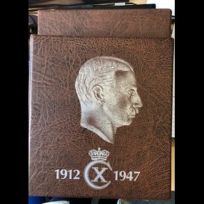 1912-1947, Hardberger album med kassette, brun,