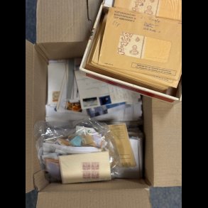 Stor kasse med F�r� f�rste dags kuverter, breve, postkort og meget andet, 5134,