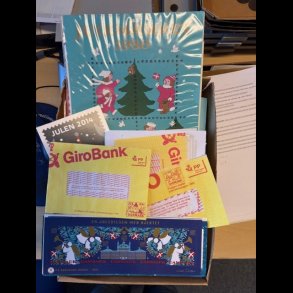 Kasse med div salgsmateriele, mega-striber, firmajulem�rker, 5157,