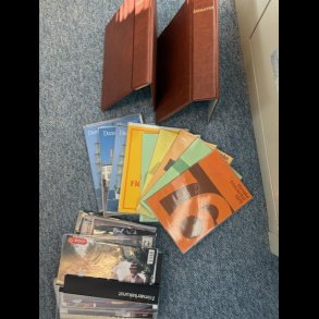 Kasse skrammel, best�ende af 2 �rsmappe bind samt stumper af �rs- og souvenirmapper,